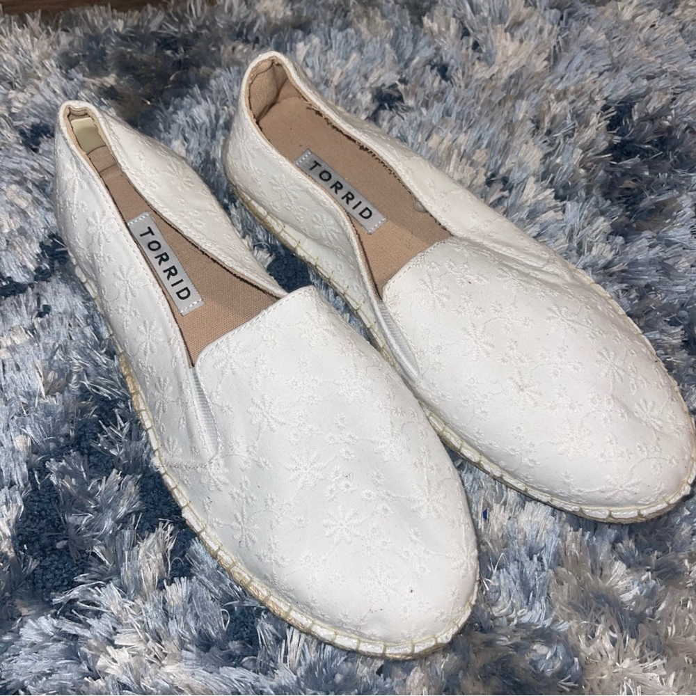 Torrid all white espadrille flat flower embroidery size 10 WW NWOT